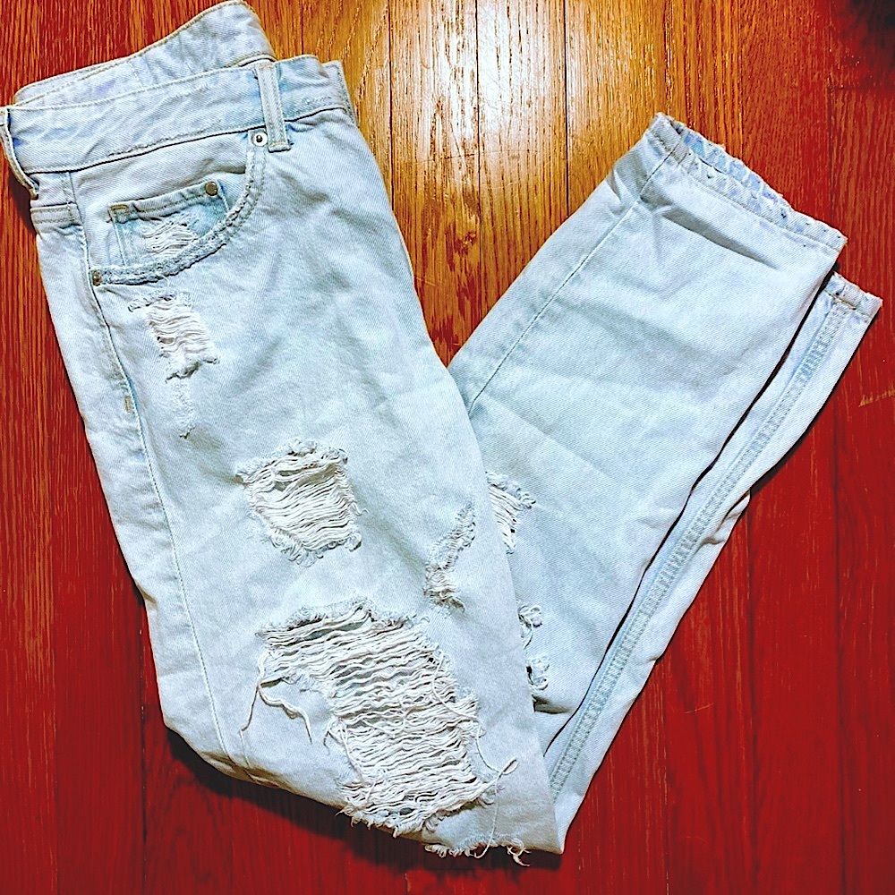 FOREVER21 Light Wash Ripped Boyfriend Jeans